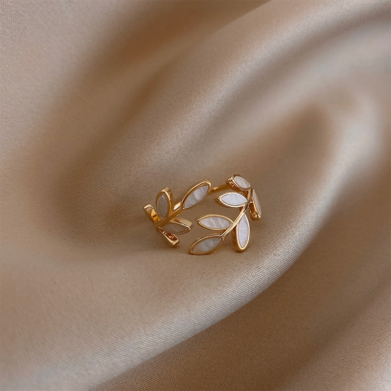 Verstelbare Gouden Ring met Blad en Witte Opale