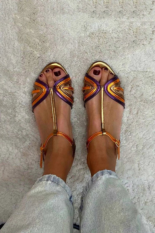 NERINA | Lage sandalen met meerdere banden en elegante metallic details
