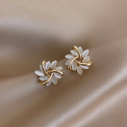 Cirkelsieraden met gouden opaalbloemblaadjes