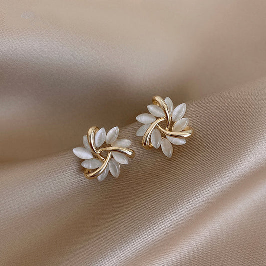 Cirkelsieraden met gouden opaalbloemblaadjes