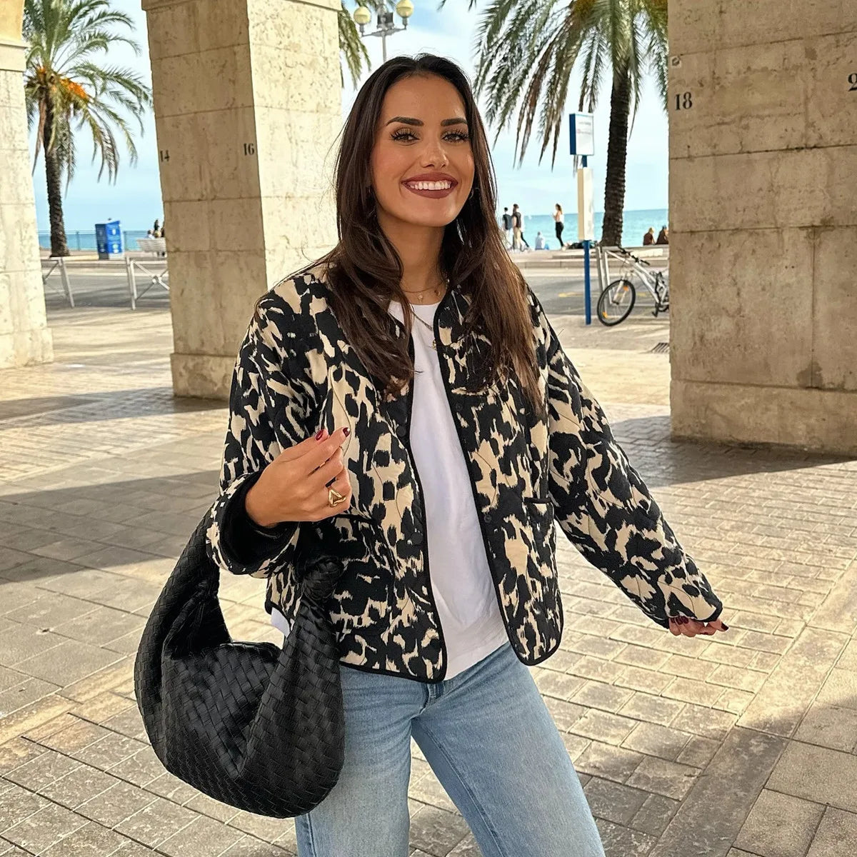 Adriana | Kort damesjack met dierenprint en ronde hals