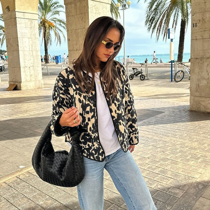 Adriana | Kort damesjack met dierenprint en ronde hals