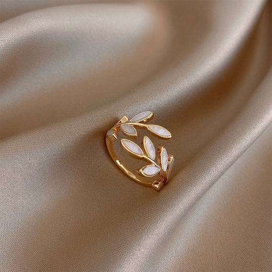 Verstelbare Gouden Ring met Blad en Witte Opale