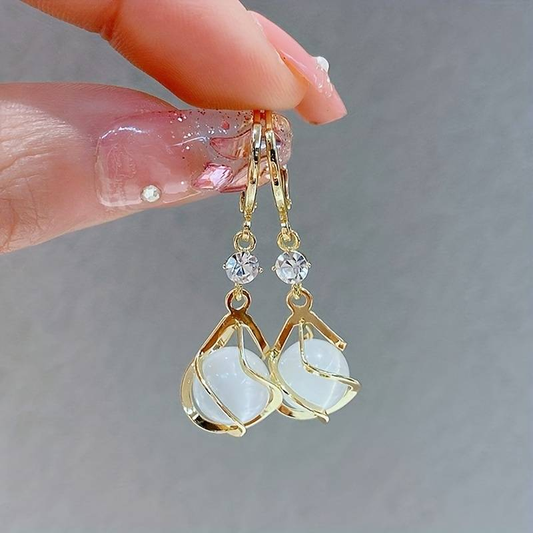 Vintage Gouden Hangende Oorbellen met Witte Opaal